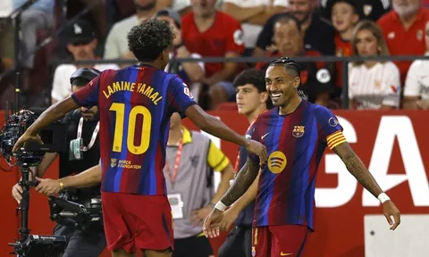 Raphinha lập hat-trick hoàn hảo, Barcelona ngược dòng hạ Sevilla