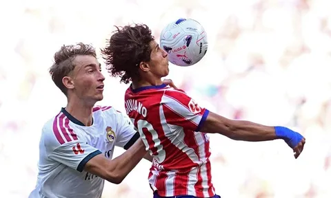 Real Madrid thua Atletico trong thế thiếu người