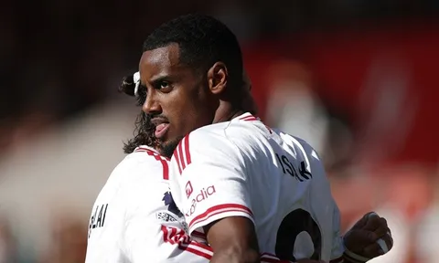 Isak "phả hơi nóng" vào Haaland trong cuộc đua Vua phá lưới Premier League