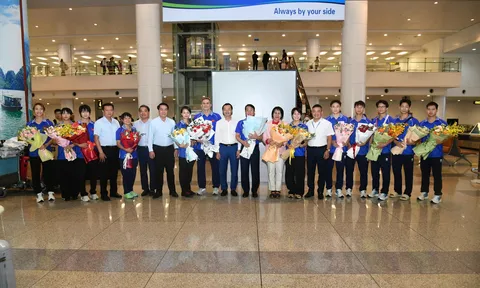 Đội tuyển Karate Việt Nam về nước trong vòng tay người hâm mộ sau kỳ ASIAD 20 rực rỡ