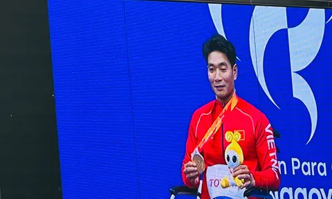 Bộ trưởng Bộ Văn hóa, Thể thao và Du lịch Lâm Thị Phương Thanh chúc mừng huy chương vàng đầu tiên của Thể thao Người khuyết tật Việt Nam tại ASIAN Para Games 5