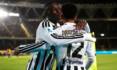 Juventus thắng dễ Lecce, AC Milan nối dài mạch bất bại