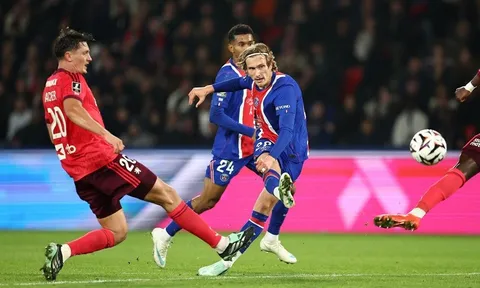 PSG đánh bại Lyon, vươn lên dẫn đầu Ligue 1