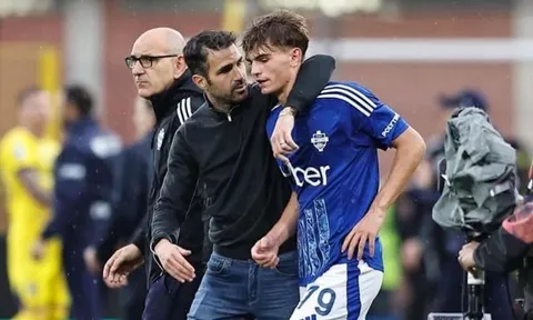 Fabregas chốt tương lai Nico Paz, Chelsea và Man United gặp khó