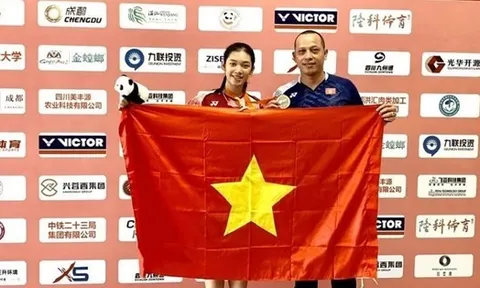 Hai vận động viên Thu Huyền và Hoàng Quy cầm cờ cho Đoàn Thể thao Việt Nam tại Lễ khai mạc Olympic trẻ 2026