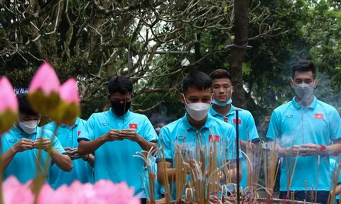 Đội tuyển U23 Việt Nam dâng hương tưởng niệm các Vua Hùng