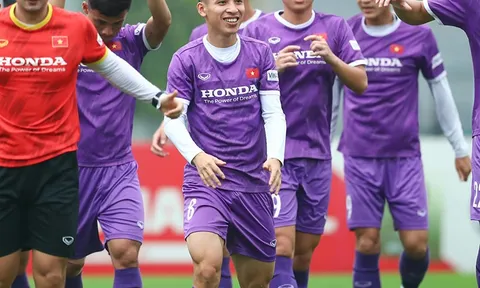 Đội tuyển U23 Việt Nam tập luyện làm quen sân Việt Trì sau cơn mưa nặng hạt