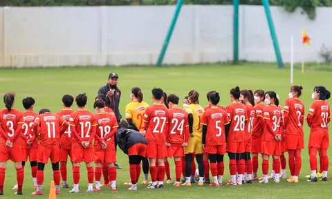 Huấn luyện viên Mai Đức Chung tính toán điểm rơi phong độ cho đội tuyển nữ Việt Nam tại SEA Games 31