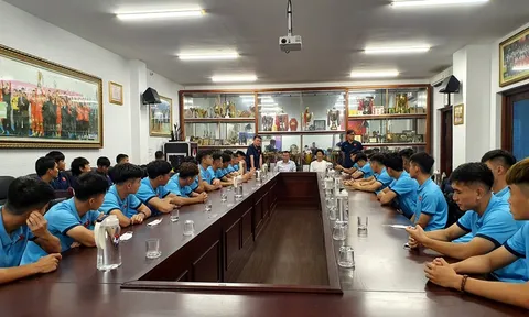 Quyền Chủ tịch VFF Trần Quốc Tuấn động viên đội tuyển U23 Việt Nam trước giờ lên đường