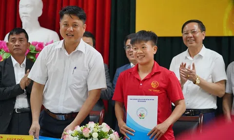 Hai cầu thủ Mỹ Anh và Hoài Lương nhận tiền lót tay kỷ lục