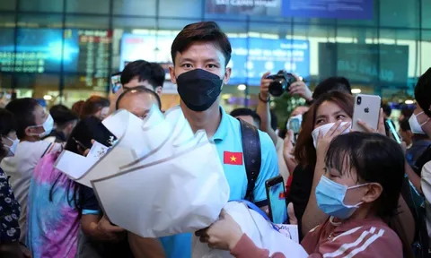 Cổ động viên chào đón đội tuyển Việt Nam tại sân bay Tân Sơn Nhất