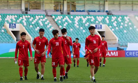 Đội tuyển U23 Việt Nam thăm quan sân vận động Bunyodkor