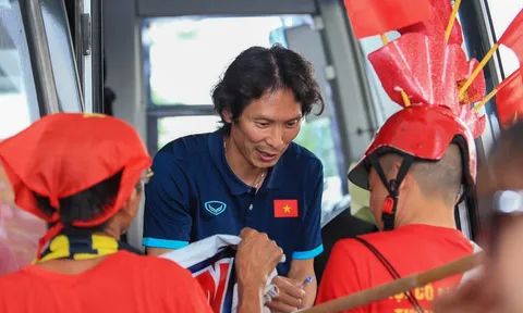 Thầy trò huấn luyện viên Gong Oh Kyun được chào đón như người hùng khi về nước