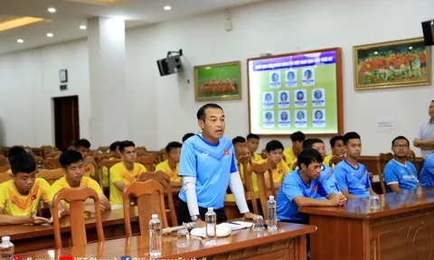 Quyền Chủ tịch VFF Trần Quốc Tuấn gặp gỡ và động viên đội tuyển U19 Việt Nam