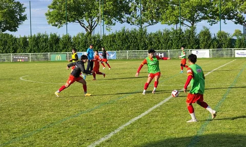 Đội tuyển nữ Việt Nam tập làm quen sân thi đấu chính thức trước trận giao hữu với đội tuyển nữ Pháp