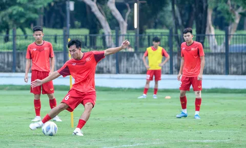 Đội tuyển U19 Việt Nam rèn bài tấn công trong buổi tập thứ hai tại Indonesia
