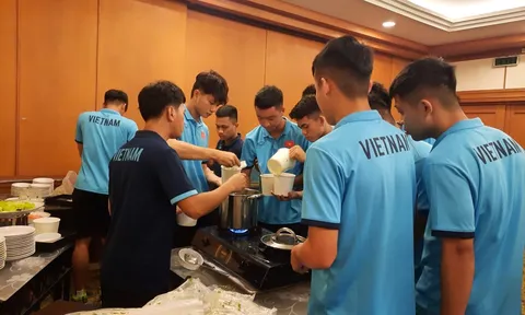 Cầu thủ U19 Việt Nam hào hứng khi được ăn phở, hủ tiếu tại Indonesia