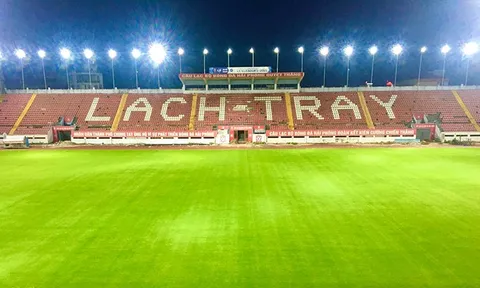 Hải Phòng FC bị phạt tiền và phải thi đấu trên sân không khán giả vì để cổ động viên nhổ nước bọt vào mặt trọng tài