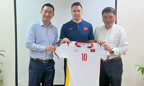 Lãnh đạo VFF làm việc với huấn luyện viên Giustozzi Diego Raul về kế hoạch và mục tiêu của đội tuyển futsal Việt Nam