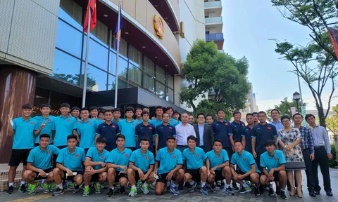 Đội tuyển U20 Việt Nam thăm Tổng lãnh sự quán Việt Nam tại Osaka