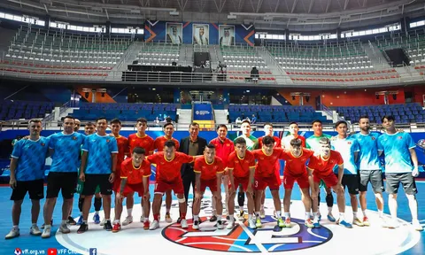 Quyền Chủ tịch VFF Trần Quốc Tuấn thăm và động viên đội tuyển futsal Việt Nam