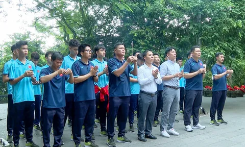 Đội tuyển U17 Việt Nam dâng hương tưởng niệm các Vua Hùng
