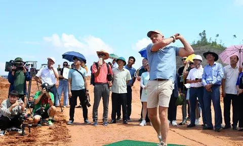 Cú swing đầu tiên của huyền thoại Greg Norman tại sân golf Văn Lang Empire
