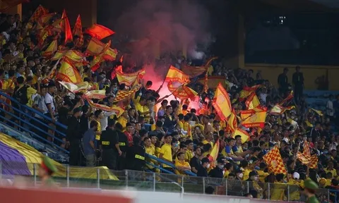 Vòng 19 V.League 2022: Cổ động viên Nam Định lại đốt pháo sáng trên sân Hàng Đẫy