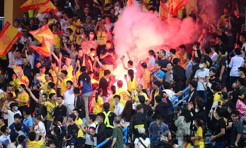 Hà Nội FC bị phạt 15 triệu đồng vì cổ động viên Nam Định đốt pháo sáng
