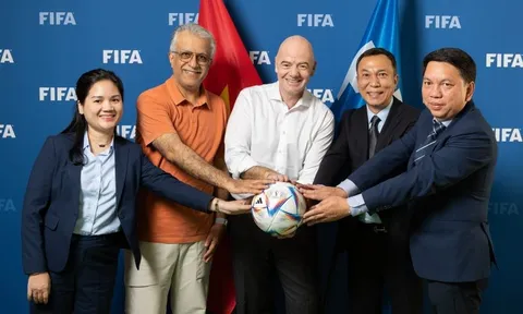 Chủ tịch FIFA Gianni Infantino chúc mừng những tiến bộ vượt bậc của bóng đá Việt Nam