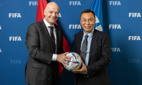 Chủ tịch FIFA chúc mừng Chủ tịch VFF Trần Quốc Tuấn và hy vọng bóng đá Việt Nam tiếp tục thành công