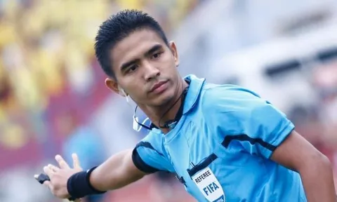 Trọng tài Muhammad Nazmi Bin Nasaruddin điều hành trận đội tuyển Việt Nam và câu lạc bộ Borussia Dortmund