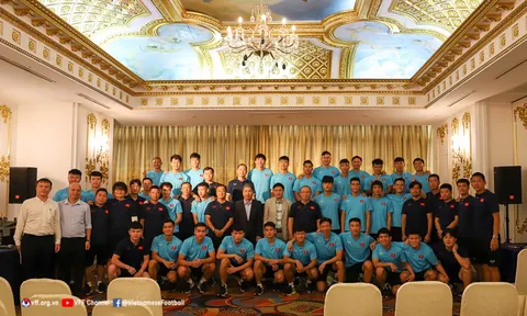 Lãnh đạo VFF thăm và động viên đội tuyển Việt Nam trước trận giao hữu với Borussia Dortmund