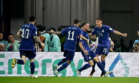 Bảng C > Argentina 2-0 Ba Lan: Argentina vươn lên đứng đầu bảng