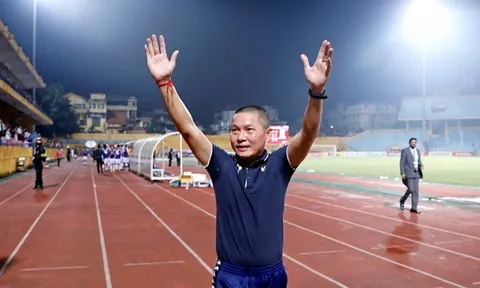 Ông Chu Đình Nghiêm giành giải "Huấn luyện viên xuất sắc nhất V.League 2022", Văn Quyết được vinh danh