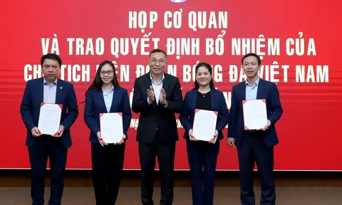 Trao quyết định nhân sự của Chủ tịch VFF đối với các chức danh Phó Tổng thư ký
