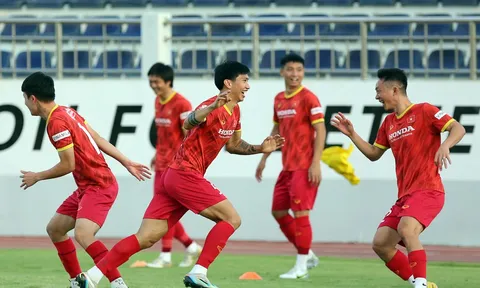 Phan Văn Đức và Hồ Tấn Tài ghi bàn trong trận đấu tập của đội tuyển Việt Nam