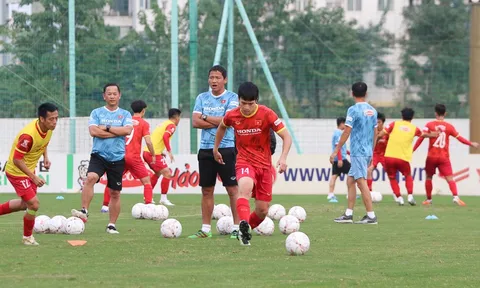 Thầy trò huấn luyện viên Park Hang-seo hứng khởi trong ngày trở lại Hà Nội tập luyện