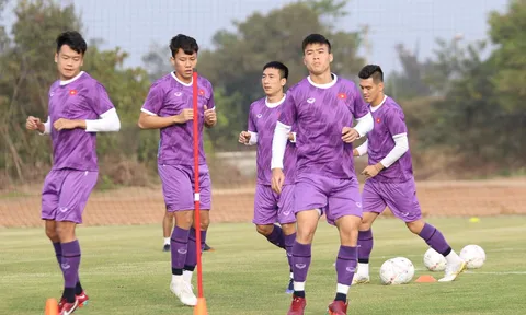 Đội tuyển Việt Nam tập buổi đầu tiên tại Lào, chuẩn bị cho trận khai màn AFF Cup 2022