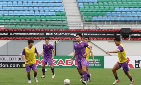 Đội tuyển Việt Nam bước vào buổi tập đầu tiên trên sân cỏ nhân tạo Jalan Besar