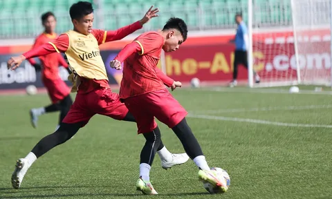 Các cầu thủ U20 Việt Nam làm quen sân thi đấu, hoàn thiện khâu chuẩn bị cuối cùng cho trận ra quân