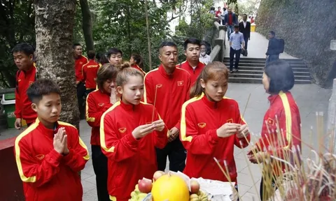 Đội tuyển nữ U20 Việt Nam dâng hương tưởng niệm các Vua Hùng