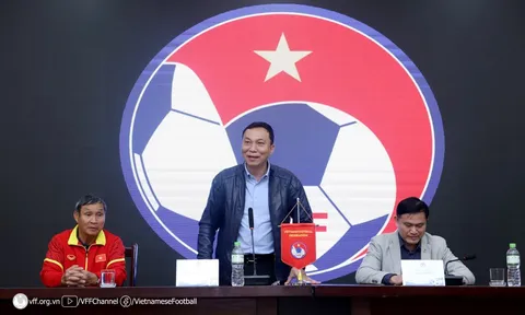 Lãnh đạo VFF động viên các cầu thủ và Ban huấn luyện đội tuyển nữ Việt Nam trước ngày đi Nepal