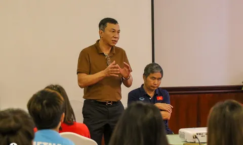 Chủ tịch VFF Trần Quốc Tuấn khích lệ tinh thần đội tuyển nữ Việt Nam trước trận chung kết SEA Games 32