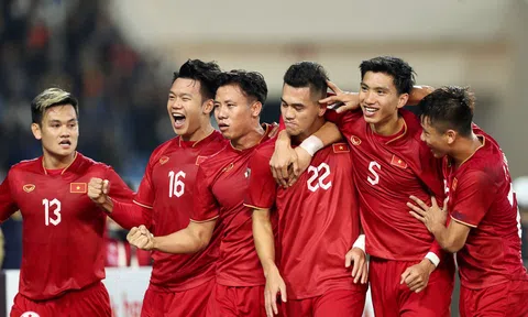 Đội tuyển Việt Nam thi đấu giao hữu với tuyển Hong Kong trên sân Lạch Tray