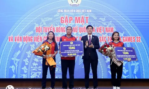 Công đoàn viên chức Việt Nam gặp mặt đội tuyển bóng đá nữ Việt Nam và vận động viên Nguyễn Thị Oanh