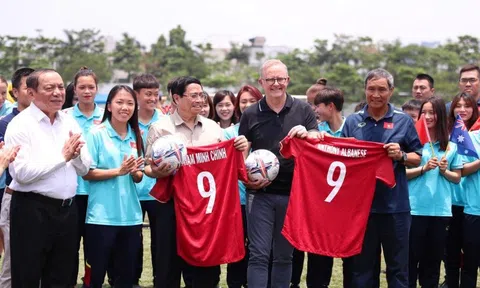 Thủ tướng Phạm Minh Chính cùng Thủ tướng Australia Anthony Albanese nhận áo đấu của đội tuyển nữ Việt Nam