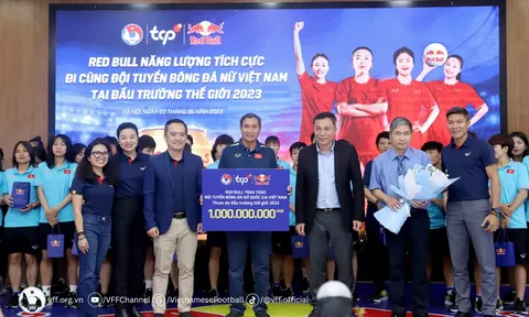 Đội tuyển bóng đá nữ Việt Nam nhận phần thưởng huy chương vàng SEA Games 32