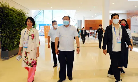 Bộ trưởng Bộ Văn hóa, Thể thao và Du lịch Nguyễn Văn Hùng thăm và kiểm tra Trung tâm Báo chí, Trung tâm Truyền hình, Trung tâm Điều hành SEA Games 31