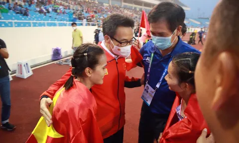 Phó Thủ tướng Vũ Đức Đam động viên tinh thần các vận động viên điền kinh tại SEA Games 31